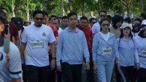 Gibran-Rakabuming-Raka-bersama-istri-mengikuti-jalan-sehat-Batulicin-Festival-Batfest-2023.jpg