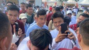 Gibran-Rakabuming-Raka-saat-di-ajak-masyarakat-berfoto-saat-jalan-santai-Batfest-2023.jpg