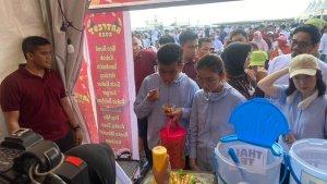 Gibran-saat-mencoba-mencicipi-pentol-ikan-di-Angkringan-Komando-UMKM-Batfest-2023.jpg