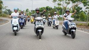 Gubernur-Kalimantan-Selatan-menggunakan-kendaraan-sepeda-motor-listrik.jpg