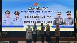 Gubernur-Kalsel-Muhidin-memberikan-cinderamata-kepada-Rina-Virawati.jpg