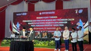 H-Mukhyar-dan-Awan-Subarkah-ketika-pengundian-nomor-urut-untuk-Pilwali-Banjarmasin-2024.jpg