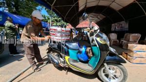 HUSIN-sibuk-mengikat-bantuan-barang-dan-perlengkapan-tambal-ban.jpg