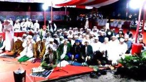 Habib-Umar-bin-Hafidz-mengimami-Sholat-Magrib-berjemaah.jpg