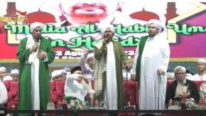 Habib-Umar-bin-Hafidz-menyampaikan-dakwahnya.jpg