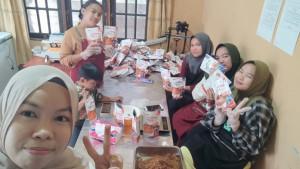 Hairiah-depan-kiri-sosok-yang-berperan-besar-pada-pengembangan-olahan-Ikan-Selangat.jpg
