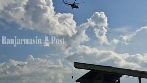 Helikopter-water-bombing-mengudara-di-atas-bandara-Internasional-Syamsudin-Noor-2.jpg