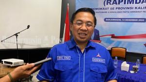 Ibnu-Sina-saat-diwawancara-media-usai-menghadiri-Rapimda-Partai-Demokrat-se-Kalsel.jpg