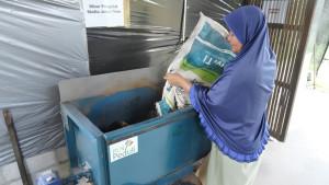 Ibu-Yayuk-seorang-petani-jamur-tiram-di-Banjarbaru.jpg