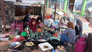 Ibu-ibu-relawan-di-dapur-umum-masjid-Al-Abrar-memasak.jpg