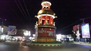 Inilah-panorama-elok-tugu-di-simpang-Angsau-Pelaihari.jpg