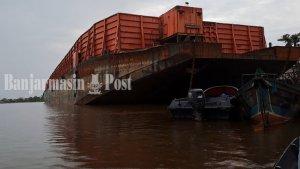 Insiden-Kapal-tongkang-Dewi-Iriana-8-yang-ditarik-kapal-tugboat-Marina-21112.jpg