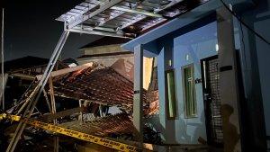 Insiden-rumah-ambles-di-Komplek-Asman-Pesona-amblassss.jpg