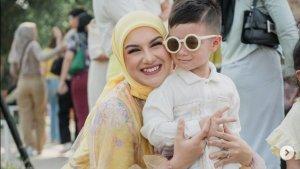 Irish-Bella-bersama-putra-sulungnya.jpg