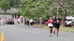 JOGGING-Warga-jogging-di-Bandara-Bersujud-Tanah-BumbuSD.jpg