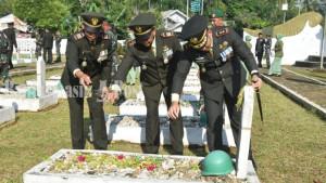 Jajaran-Kodim-HST-dan-Yonif-Manuntung-saat-tabur-bunga-di-TMP-Pagat.jpg