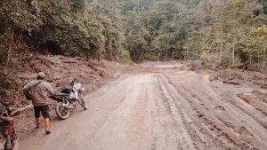 Jalan-Km-74-Batulicin-Kandangan-Desa-Gunung-Raya-Mentewe-mengalami-longsor.jpg