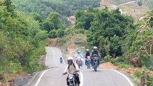 Jalur-jalan-lintas-batas-Tala-Banjar-meliuk-liuk-disertai-tanjakan-dan-turunan-curam-3.jpg