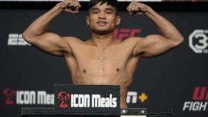 Jeka-Saragih-berpose-dalam-sesi-timbang-badan-di-UFC-Apex-Las-Vegas-Amerika-Serikat.jpg