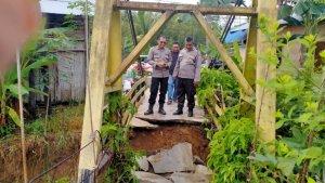 Jembatan-gantung-di-Desa-Tanah-Habang-terdampak-longsor.jpg