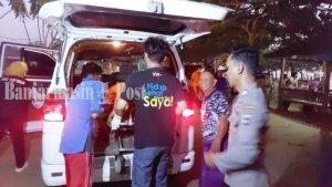 Jenazah-dimasukkan-ke-ambulans-untuk-dibawa-ke-RSUD-Hadji-Boejasin-di-Kota-Pelaihari-29052023.jpg