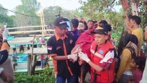 Jenazah-nelayan-Idrus-dievakuasi-setelah-ditemukan-di-perairan-Desa-Pagatanbesar-sabtu-03062023.jpg