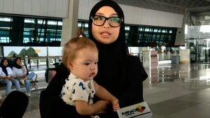 Jennifer-Copper-dan-Kamari-jelang-keberangkatan-umrah.jpg