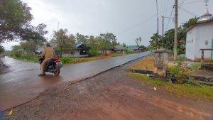 KADES-Pagatanbesar-Hamberan-menyeberang-jalan-poros-desa-setempat.jpg