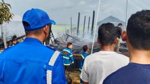 KEBAKARAN-Proses-pemadaman-kebakaran-di-Desa-Palimbangan-Sari-Ks.jpg