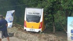 KECELAKAAN-DI-BALIKPAPAN-Bus-nahas-yang-terperosok-ke-jurang-s.jpg