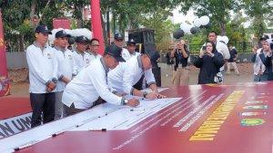 KEDUA-Paslon-bupatiwabup-Tala-menandatangani-deklarasi-kampanye-damai-Selasa-249-siang.jpg
