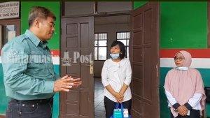 KEPALA-Disdikbud-Tala-Abdillah-menemui-guru-SDN-2-Pandahan12.jpg