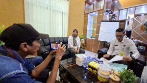 KEPALA-Kantah-Tala-Endah-Nurcahaya-tengah-didampingi-staf-menjelaskan-kepada-wartawan.jpg