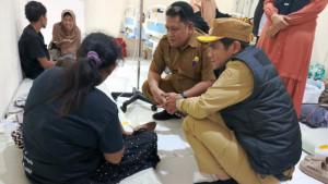 KERACUNAN-MBG-Bupati-Nunukan-Irwan-Sabri-membesuk-pasien-anak-yan1.jpg