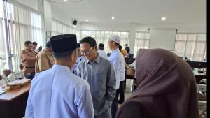 KETUA-DPRD-Tala-H-Khairil-Anwar-berkacamata-berbincang-dengan-pengurus-MUI-Tala.jpg