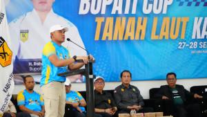 KETUA-Forki-Kalsel-H-Sahbirin-Noor-menyimak-sambutan-Bupati-Tala-H-Rahmat-Trianto.jpg