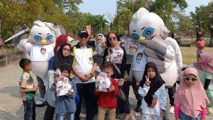 KETUA-KPU-Tala-Rudy-Pratikno-memberikan-souvenir-boneka-maskot-Pemilu2024.jpg