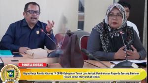 KETUA-Pansus-IV-Hj-Yuliani-kanan-memimpin-rapat-S.jpg
