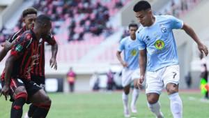 KONTROL-BOLA-Barito-Putera-Alex-coba-lewati-pemain-Persipura-1.jpg