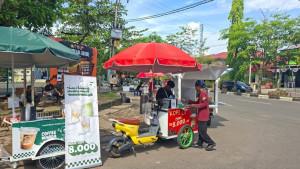KOPI-GEROBAKAN-Saat-melintasi-jalan-Kuripan-Kelurahan-Murung-Sari-1.jpg