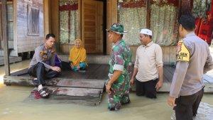 KORBAN-BANJIR-Kapolres-Balangan-AKBP-Riza-Muttaqin-s.jpg