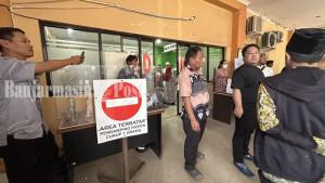 KORBAN-KERACUNAN-Kondisi-di-depan-Rumah-Sakit-Ratu-Zalecha-D.jpg