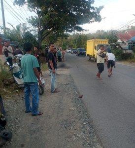 KORBAN-laka-lantas-tergeletak-bersimbah-darah-di-jalan-aspal-di-Desa-Tajaupecah.jpg