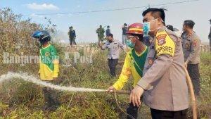 KaPolres-Banjarbaru-AKBP-Dody-Harza-Kusumah-padamkan-karhutla-dekat-Bandara-kalsel-13092023.jpg