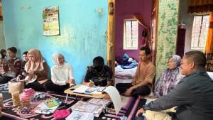 Kadisdikbud-Kalsel-Galuh-Tantri-Narindra-mengunjungi-siswa-korban-dugaan-penganiayaan.jpg