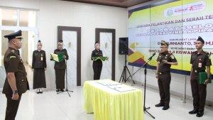 Kajari-Tapin-Adi-Fakhruddin-memimpin-kegiatan-pelantikan-Kasi-Pidsus-yang-baru.jpg
