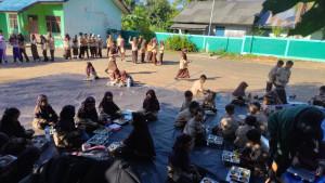Kalangan-murid-SDN-1-Telaga-menyantap-MBG-bersama-di-bawah-pohon-di-halaman-sekolah2.jpg