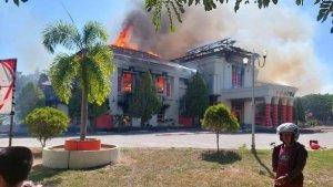 Kantor-Bupati-Pohuwato-Provinsi-Gorontalo-yang-dibakar-massa-12.jpg