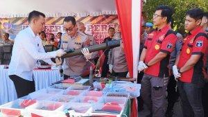 Kapolda-Kalsel-Irjen-Pol-Andi-Rianto-memeriksa-senjata-tantitank-Kamis-08062023.jpg