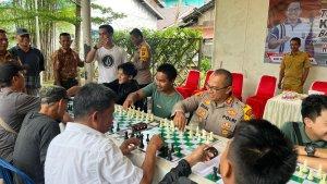 Kapolres-Batola-Diaz-Sasongko-tanding-catur-lawan-warga.jpg